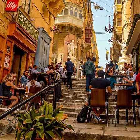 Apartamento Modern Maisonette, Steps From Valletta & Views!
